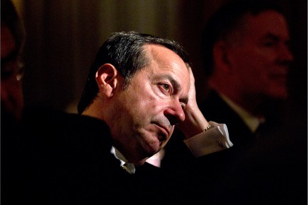Le célèbre investisseur américain John Paulson a indiqué qu'il appuyait l'équipe de direction de Valeant, ainsi que son plan consistant à se départir d'actifs jugés non essentiels afin de réduire sa dette.