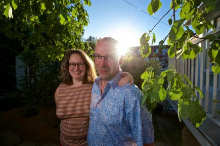 François Trudel de Gagné et Julie Dubuc transférent toutes les deux semaines le surplus de la paye dans un autre compte.
