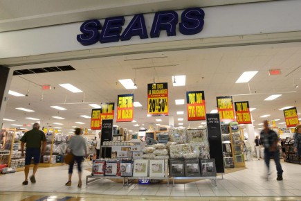 Sears Canada, qui mène ses activités sous la protection de la Loi sur les arrangements avec les créanciers des compagnies (LACC), a entrepris des ventes de liquidation, vendredi, dans ses 59 magasins à travers le pays qu'elle entend fermer.