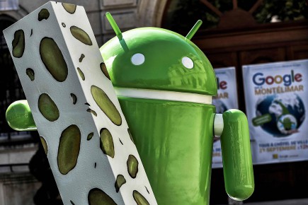 Une statue du robot Android donnée par Google installée à Montélimar.