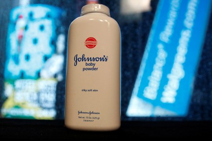 La plaignante alléguait que Johnson & Johnson n'avait pas suffisamment prévenu les clients des liens potentiels entre le talc et le cancer des ovaires pour les femmes qui utilisaient régulièrement de la poudre pour bébé pour leur hygiène personnelle.