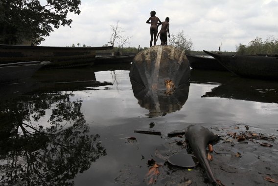 http://images.lpcdn.ca/569x379/201109/24/380798-deux-enfants-jouent-bateau-abandonne.jpg