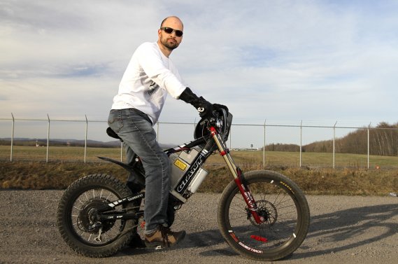 Stéphane Melançon avec son plus récent joujou: un vélo de montagne équipé d'un moteur-roue avec lquel il a atteint 113 km/h.