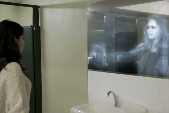 Le concept consiste à installer, dans les salles de bain de ces établissements collégiaux, un faux lavabo surmonté d'un tout aussi faux miroir. Lorsqu'une personne se place devant ce dispositif, une image 3D est activée. Le concept consiste à installer, dans les salles de bain de ces établissements collégiaux, un faux lavabo surmonté d'un tout aussi faux miroir. Lorsqu'une personne se place devant ce dispositif, une image 3D est activée.