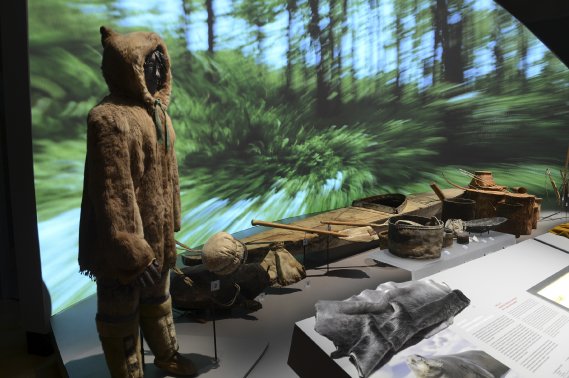 Photo du journal La Presse : derrière une statuette inuit, un paysage de forêt en vidéo.