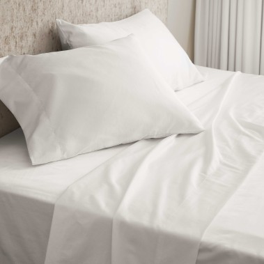 Ensemble de draps en fin tissage de coton égyptien et de rayonne de bambou, aux vertus hypoallergéniques portant la signature des Hôtels Le Germain, à partir de 160 $ sur la boutique en ligne de Simons (La Maison Simons offre en exclusivité Web les articles de literie et de salle de bain des hôtels Le Germain et des hôtels ALT <a href=