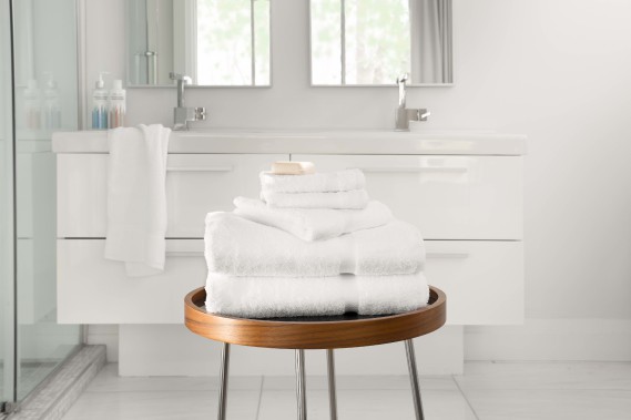 Serviettes blanches en ratine pur coton de la collection Hôtels Alt, à partir de 6,50 $ sur la boutique en ligne de Simons (La Maison Simons offre en exclusivité Web les articles de literie et de salle de bain des hôtels Le Germain et des hôtels ALT <a href=