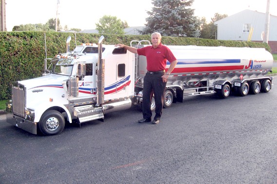 Les longtrains 25589-jacques-auger-pose-devant-plus
