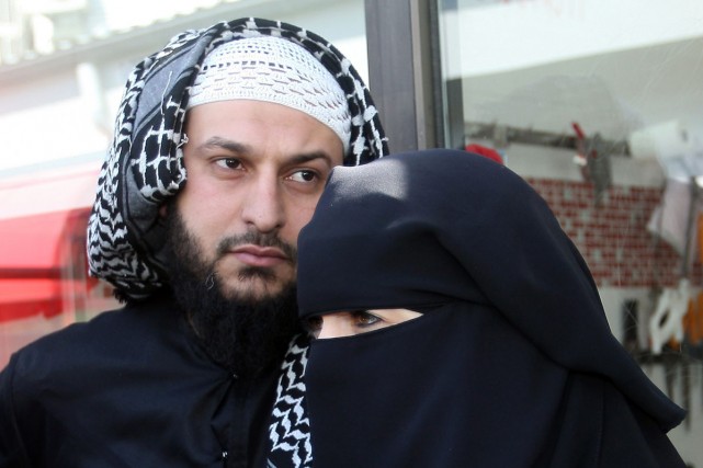 Après Le Niqab La France Sattaque à La Polygamie Thibauld Malterre Europe 