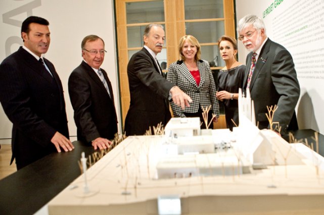 Musée national des beaux-arts: «Contaminer les gens d'affaires» Réunis autour de la maquette du musée agrandi,... (Le Soleil, Renaud Philippe)