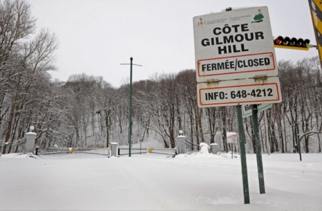 Un premier pas vers l'ouverture de la côte Gilmour en hiver Trois représentants de la Commission des champs de... (Photothèque Le Soleil, Patrice Laroche)