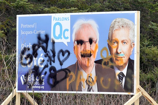  - 322103-affiches-bloc-quebecois-ete-defigurees