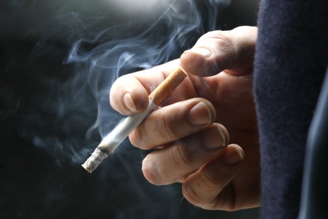 Aux hommes cessera de fumer devant la grossesse