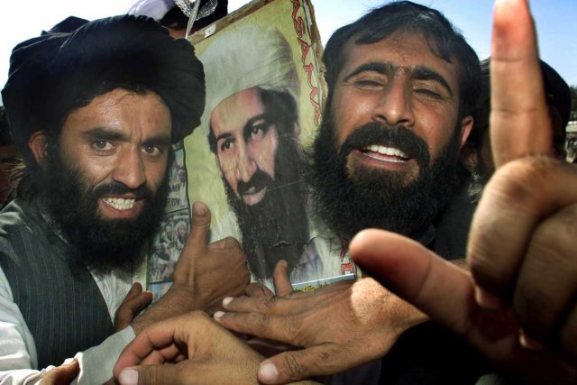 Des protalibans pakistanais manifestaient leur joie dans les... (Photo archives Associated Press)