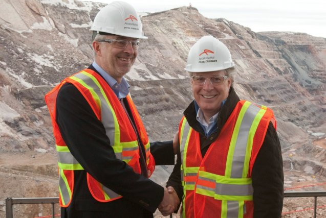 La poignée de main entre le premier ministre Jean Charest et le vice président d'ArcelorMittal, Peter Kukielski, lors de la conférence de presse organisée à Fermont, vendredi, pour annoncer un investissement de 2,1 milliards$ de l'entreprise pour augenter sa production de fer.