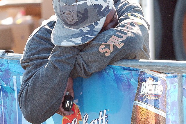 Ce fêtard s'est endormi sur une clôture ornée des couleurs du commanditaire Labatt lors d'une précédente Saint-Jean. Labatt Bleue est la bière partenaire du Mouvement national des Québécois pour la fête nationale. Le prix des consommations n'a toutefois pas encore été annoncé. Ce fêtard s'est endormi sur une clôture ornée... (Photothèque Le Soleil, Jean-Marie Villeneuve)