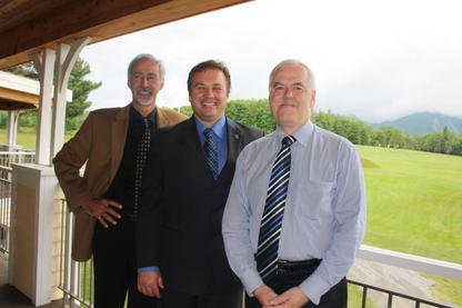 Le directeur de la Corporation ski & golf Mont-Orford, Jacques Gagnon, le président de cette même organisation, Jacques Demers, ainsi que le consultant Pierre Collins se sont montrés rassurants en parlant de l'avenir de la station Mont Orford mercredi devant un large groupe de gens d'affaires à Orford. Le directeur de la Corporation ski & golf... (La Tribune, Jean-François Gagnon)