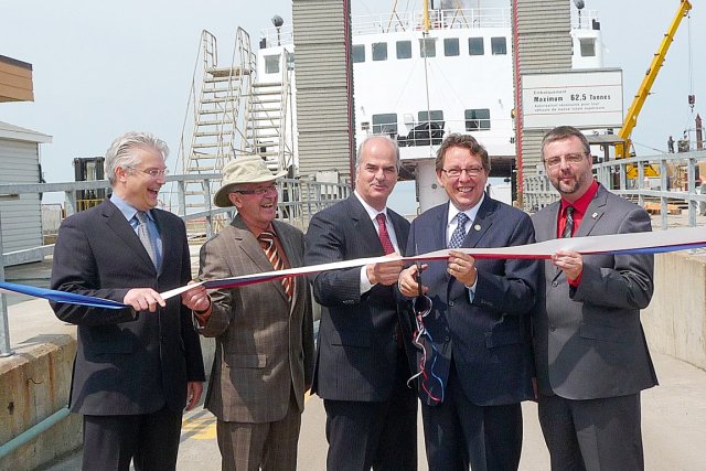 Tous étaient visiblement heureux de couper le ruban qui a inauguré le nouveau quai du traversier de Rivière-du-Loup. De gauche à droite, Michel Morin, maire de Rivière-du-Loup, le capitaine Marc Harvey, directeur général de la traverse Rivière-du-Loup-Saint-Siméon, Georges Farrah, directeur général de la Société des traversiers du Québec, le député libéral Jean D'Amour et le maire de Saint-Siméon, Sylvain Tremblay. Tous étaient visiblement heureux de couper le ruban... (Photo collaboration spéciale Marc Larouche)