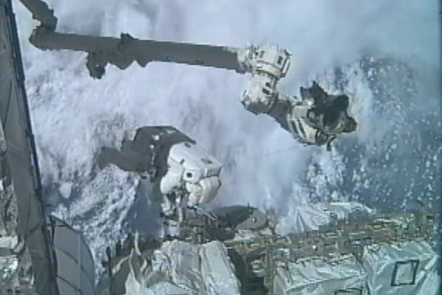 Les astronautes Ronald Garan et Michael Fossum (absent sur la photo) sont sortis dans l'espace mardi pour retirer de la Station spatiale une pompe à ammoniaque (un réfrigérant) défaillante et installer un nouveau système expérimental permettant de faire automatiquement le plein de carburant des satellites. Les astronautes Ronald Garan et Michael Fossum (absent... (Photo: AP/Nasa)