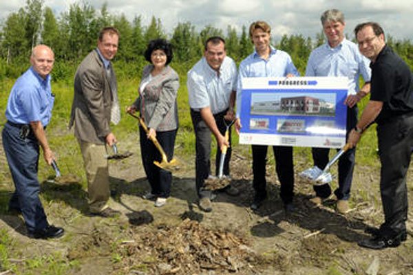 Serge Côté, directeur de santé et sécurité chez Progress Plastiques, Vincent Chouinard, conseiller municipal, la mairesse Francine Ruest Jutras, Jean-Guy Picard, président-directeur des opérations de Progress Plastiques, Martin Éthier et Jean Deshaies, de Construction Deshaies-Raymond, ainsi que Martin Dupont ont procédé à la pelletée de terre symbolique annonçant la construction d'une nouvelle usine à Drummondville. Serge Côté, directeur de santé et sécurité chez... (Perfoto, Ghyslain Bergeron)