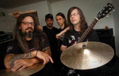 Considéré comme une formation-phare du «death metal» dans les anneés 1990, le groupe sherbrookois Gorguts profite du festival Heavy Mtl pour effectuer un retour officiel. Le guitariste-fondateur Luc Lemay (à gauche) s'est entouré de nouveaux musiciens: le bassiste Colin Marston et le guitaristeKevin Hufnagel (à droite). Le batteur John Longstreth, absent de la photo, sera remplacé en fin de semaine par le Trifluvien Patrice Hamelin (derrière). Considéré comme une formation-phare du «death metal» dans... (Photo, Le Nouvelliste)