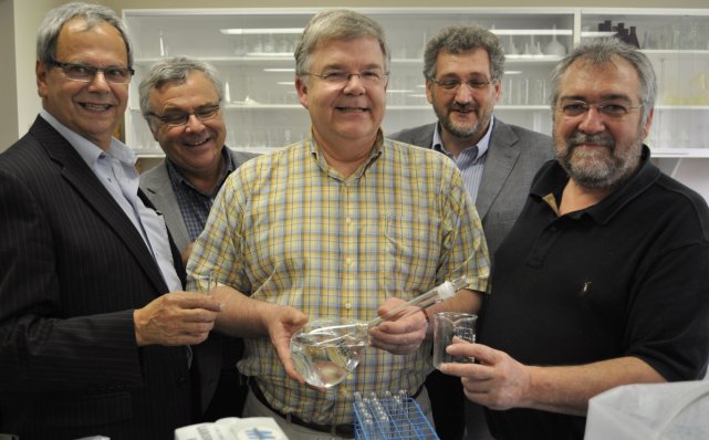 Le ministre de l'Agriculture, Pierre Corbeil, lors d'une récente visite au CRSAD, est entouré du député de Portneuf, Michel Matte, du maire de Deschambault-Grondines, Gaston Arcand, de Doris Pellerin, de l'Université Laval, et du directeur du Centre, Pierre Baril. Le ministre de l'Agriculture, Pierre Corbeil, lors d'une... (Collaboration spéciale, Johanne Martin)