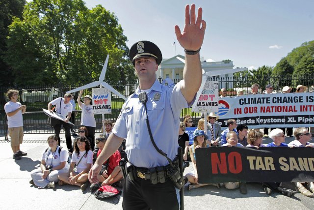 Nombre de citoyens et de groupes écologistes sont partis en croisade contre ce projet géant du groupe TransCanada, s'étendant sur 2700 km entre la province canadienne d'Alberta et le Golfe du Mexique. Sur la photo, des gens protestent devant la Maison-Blanche. Plusieurs d'entre eux ont été arrêtés. Nombre de citoyens et de groupes écologistes sont... (Photo: AP)
