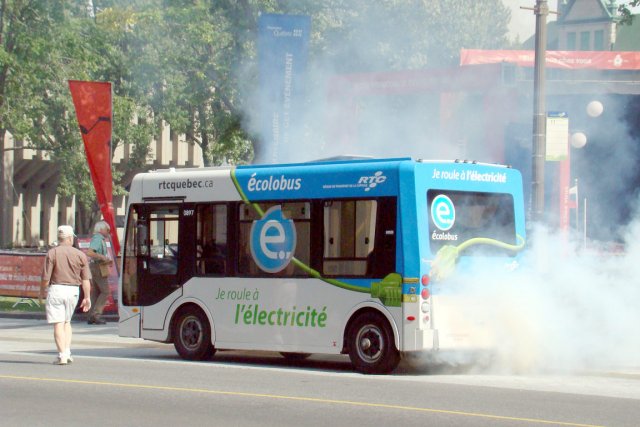 La ville de Madrid, qui possède une flotte de 20 minibus électriques identiques à ceux de Québec (photo), éprouve aussi des difficultés avec ces véhicules fabriqués en Italie. Selon Paul-Christian Nolin, le modèle français, l'autobus Gruau, était privilégié par la Ville. La ville de Madrid, qui possède une flotte... (Photo collaboration spéciale Antoine Faye)