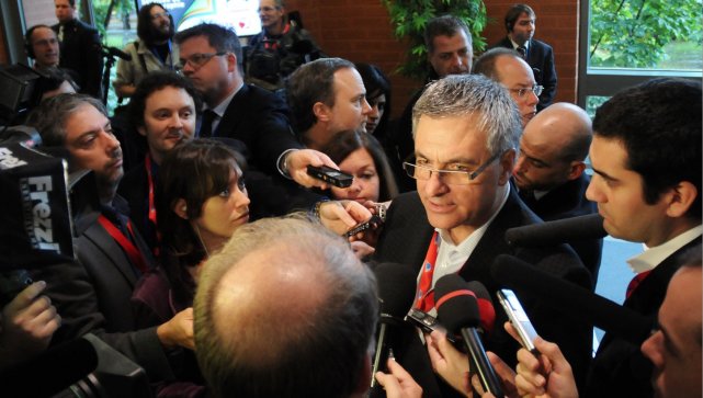 Le ministre de la Justice, Jean-Marc Fournier (au centre), a assuré qu'il était dans le secret de la volte-face de Jean Charest sur la commission Charbonneau, en début de congrès, vendredi. Rien n'en témoignait dans ses propos tenus une trentaine de minutes avant que le chef libéral ne prenne la parole. Le ministre de la Justice, Jean-Marc Fournier (au... (Le Soleil, Martin Martel)
