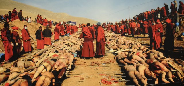 Des moines tibétains se préparent à Yushu, province... ((Photo Guang Niu, photoreproduction Rocket Lavoie))