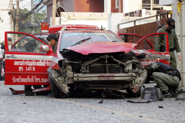 Attentats de Bangkok: Israël accuse l'Iran Des policiers thaïlandais examinent une voiture de taxi... (Photo: Kerek Wongsa, Reuters)