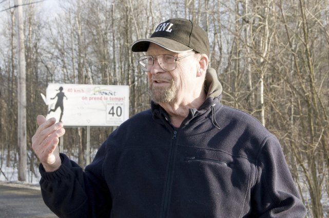 Camions et vitesse sur le chemin de Granby : une pétition sera déposée ce soir au conseil de ville Don Wylie, initiateur de la pétition, espère que... (photo stéphanie mantha)