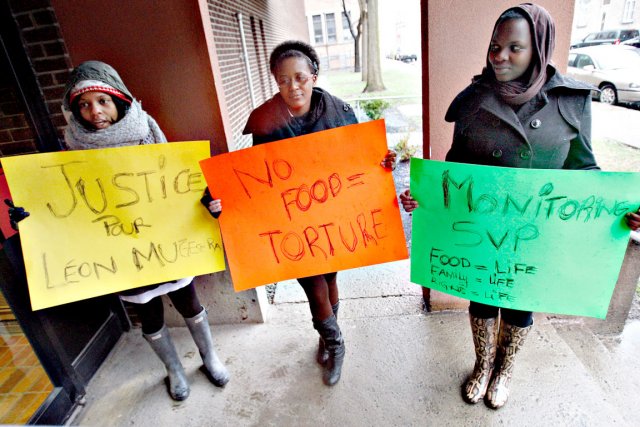Déportation de Léon Mugesera: la famille dénonce l'inaction d'Ottawa Des proches de Léon Mugesera, dont sa femme,... (Le Soleil, Pascal Ratthé)