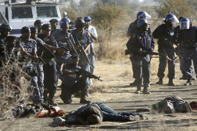 Des policiers autour des cadavres de plusieurs mineurs... (Photo Siphiwe Sibeko, Reuters)