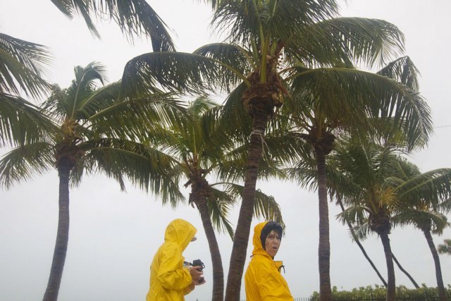 Deux photographes amateurs se promènent sur une plage... (PHOTO ANDREW INNERARIRTY, REUTERS)