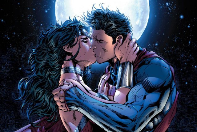 Wonder Woman et Superman s'embrassent passionnément dans le... (Photo: AP)