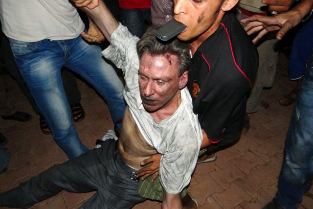 Un civil libyen transporte l'ambassadeur Christopher Stevens, qui... (PHOTO AFP)