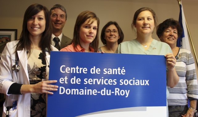 Arrivée de quatre nouveaux médecins À l'arrière, le directeur général du CSSS, Jacques... (Photo Isabelle Tremblay)