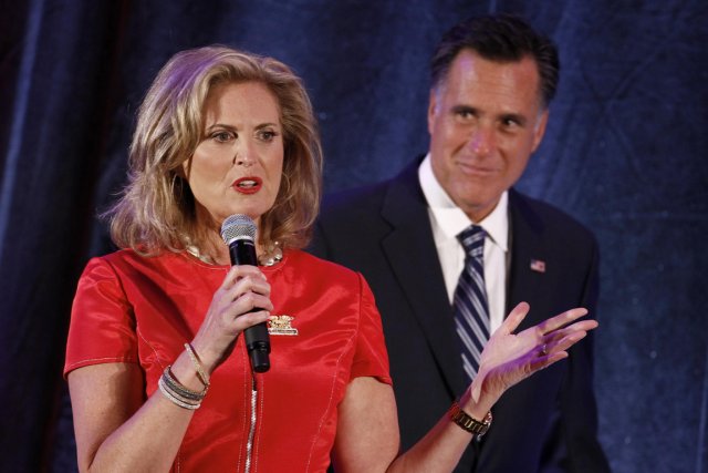 Ann Romney et son mari Mitt Romney.... (PHOTO JIM YOUNG, REUTERS)