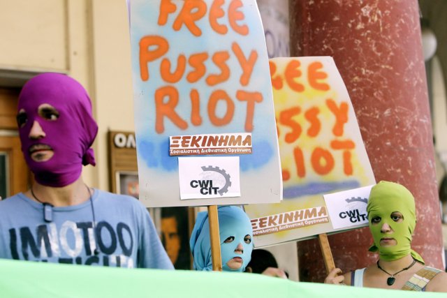 Des partisans grecs des Pussy Riot manifestent à... (PHOTO NIKOLAS GIAKOUMIDIS, AP)
