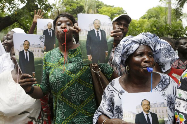 Des partisanes du président François Hollande brandissent des... (PHOTO REBECCA BLACKWELL, AP)