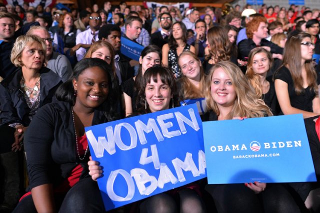 Des partisans démocrates lors du discours de Michelle... (Photo: AFP)