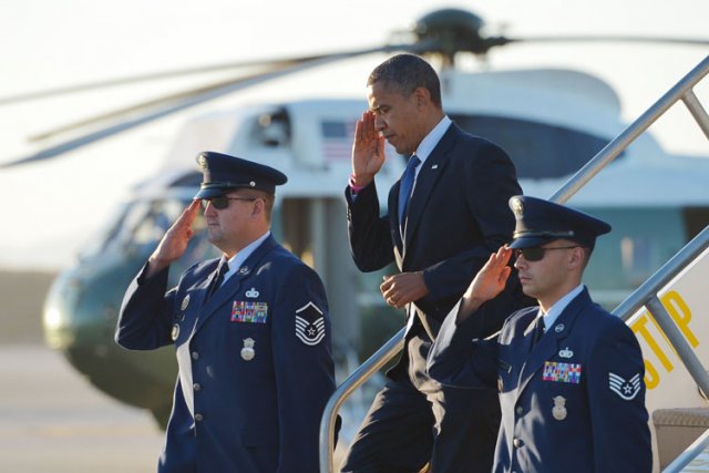 Barack Obama à l'aéroport de Los Angeles, en... (Photo: AP)