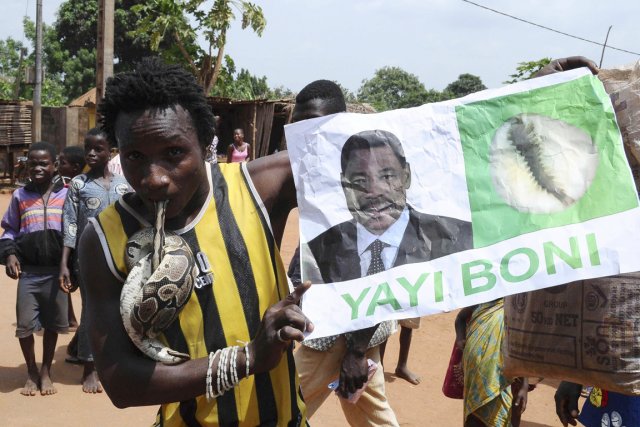 Un partisan de Boni Yayi manifeste dans le... (PHOTO CHARLES PACIDE, ARCHIVES REUTERS)