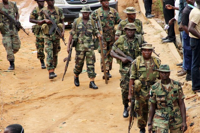 Des soldats de l'armée nigériane patrouillent dans les... (PHOTO EMMANUEL AREWA, ARCHIVES AFP)