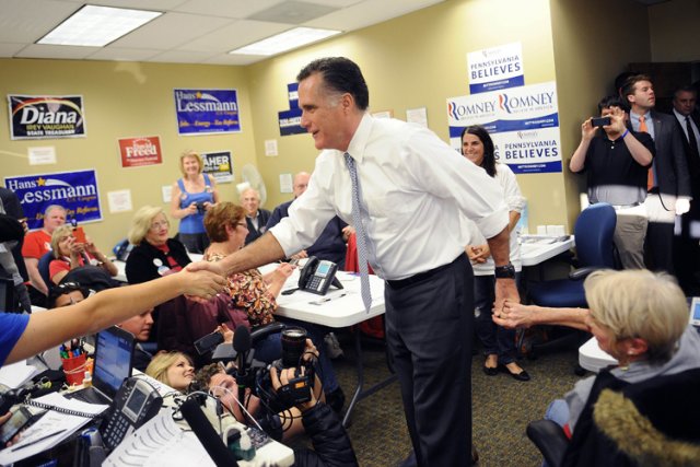 @Parti Républicain 607709-mitt-romney-salue-benevoles-bureau