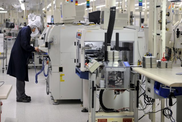 Recours collectif de 400 employés contre IBM: la cause ira de l'avant Un employé à l'oeuvre chez IBM Bromont à... (photo archives La Presse)