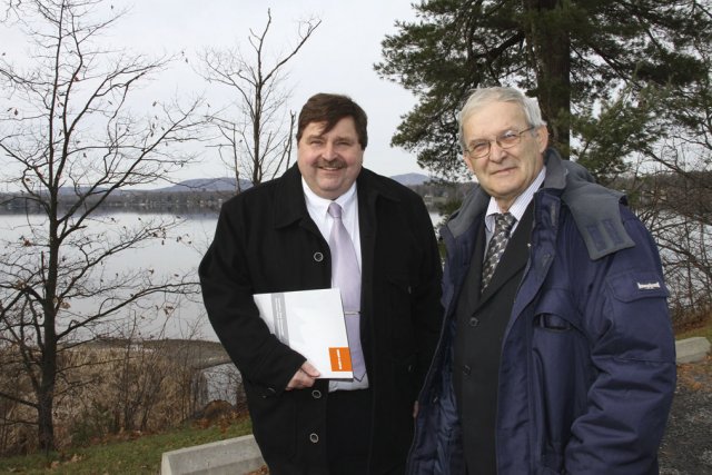 Projet de loi C-45 : le NPD inquiet pour les lacs et rivières Les députés de Brome-Missisquoi, Pierre Jacob, et de... (photo alain dion)