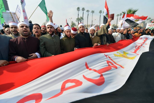 La plus haute autorité sunnite d'Égypte appelle le président Morsi au compromis Des religieux de l'institution Al-Azhar manifestaient devant l'Université... (PHOTO KHALED DESOUKI, AFP)