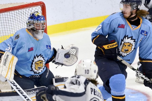 Les Inouk l'emportent sur les Cougars Guillaume Pelletier, des Cougars, voit le gardien Jean-Christophe... (photo Jocelyn Riendeau, La Tribune)
